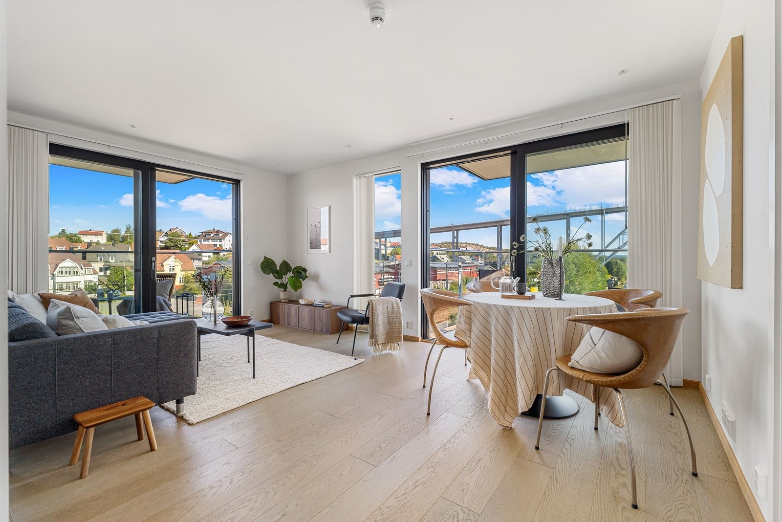 Med leiligheten følger det bod i kjeller og parkeringsplass i felles garasjeanlegg. Bygget er utstyrt med heis som sørger for trappefri adkomst fra både garasjekjeller og gateplan. Galleribilde