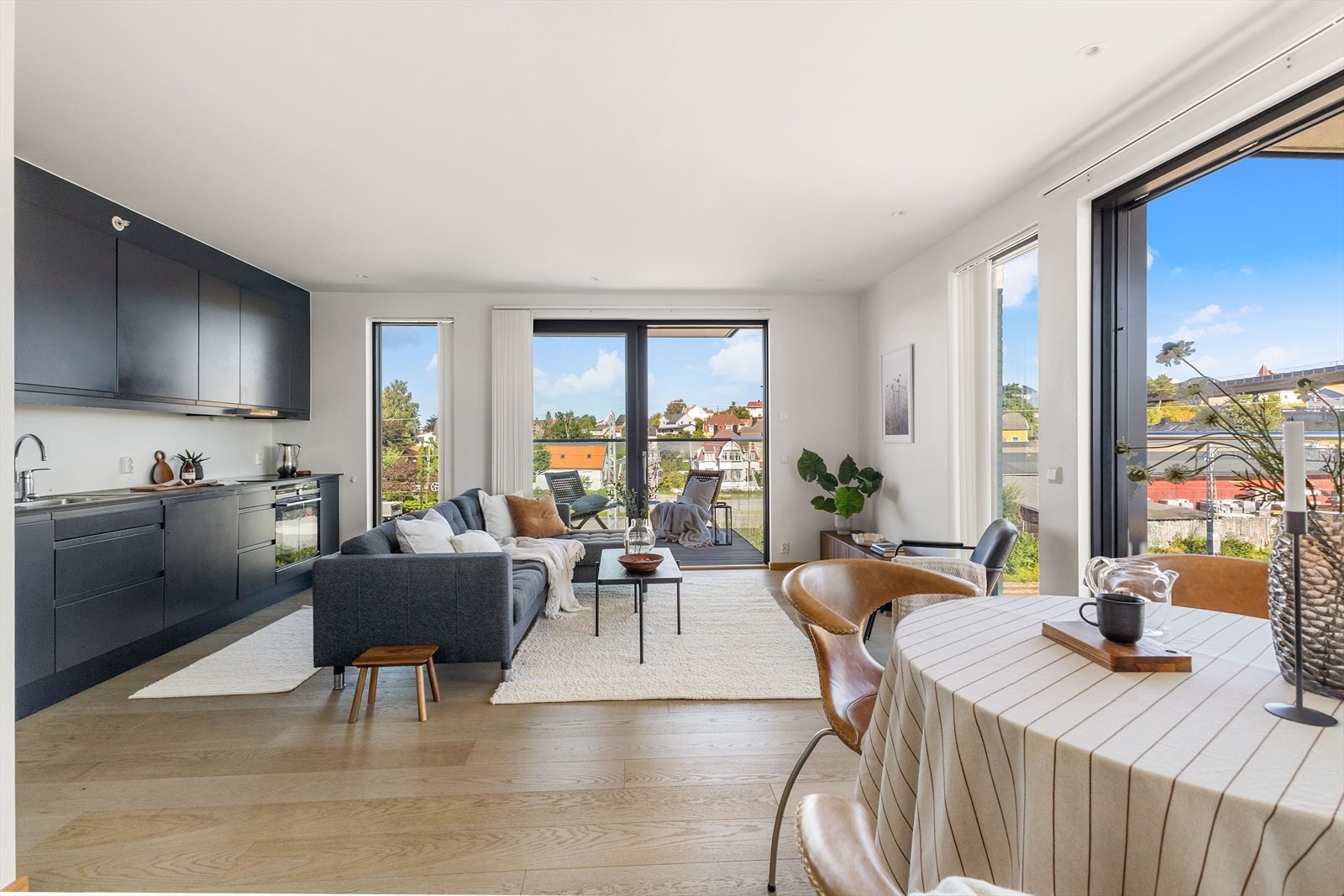 Hamid Rezaee v/ DNB Eiendom presenterer en svært pen 2-roms selveier fra 2020 med uhindret utsikt mot Glomma. Galleribilde