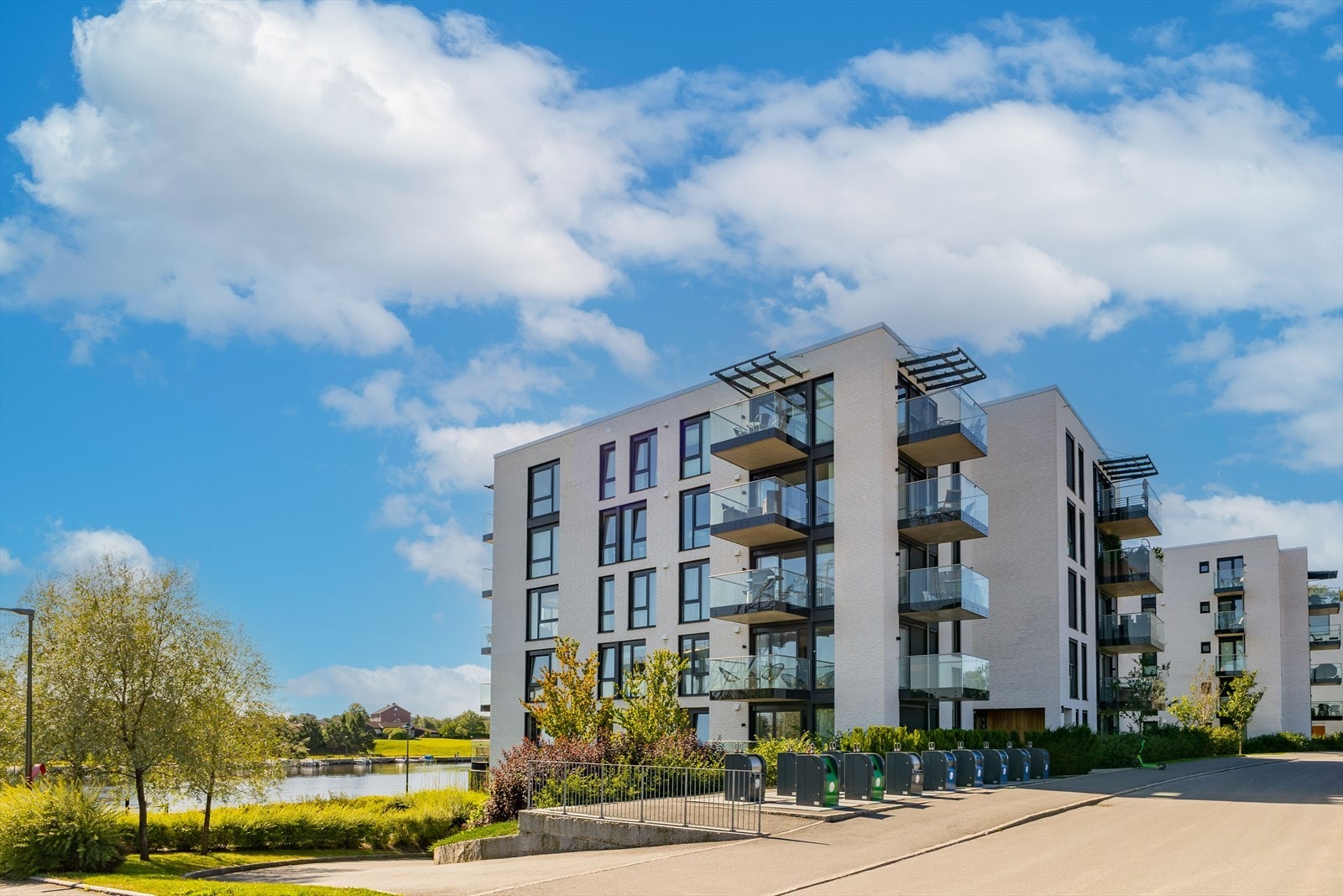 Frodige nærliggende parker og flotte tur- og rekreasjonsmuligheter langs Glommastien, som passerer rett forbi eiendommen Galleribilde