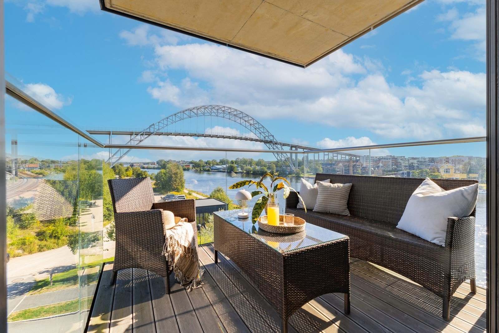 Denne balkongen er nord-øst med fantastisk uhindret utsikt mot Glomma og Fredrikstad brua. Galleribilde