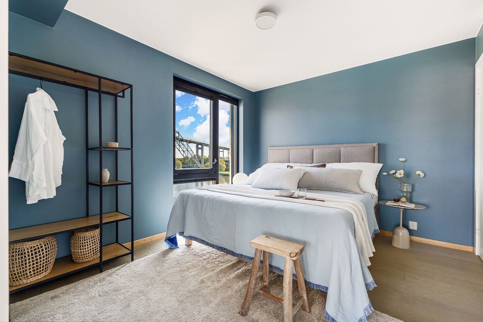 Soverommet har en fin størrelse med plass til dobbeltseng, tilhørende nattbord på begge sider og garderobeskap. Galleribilde