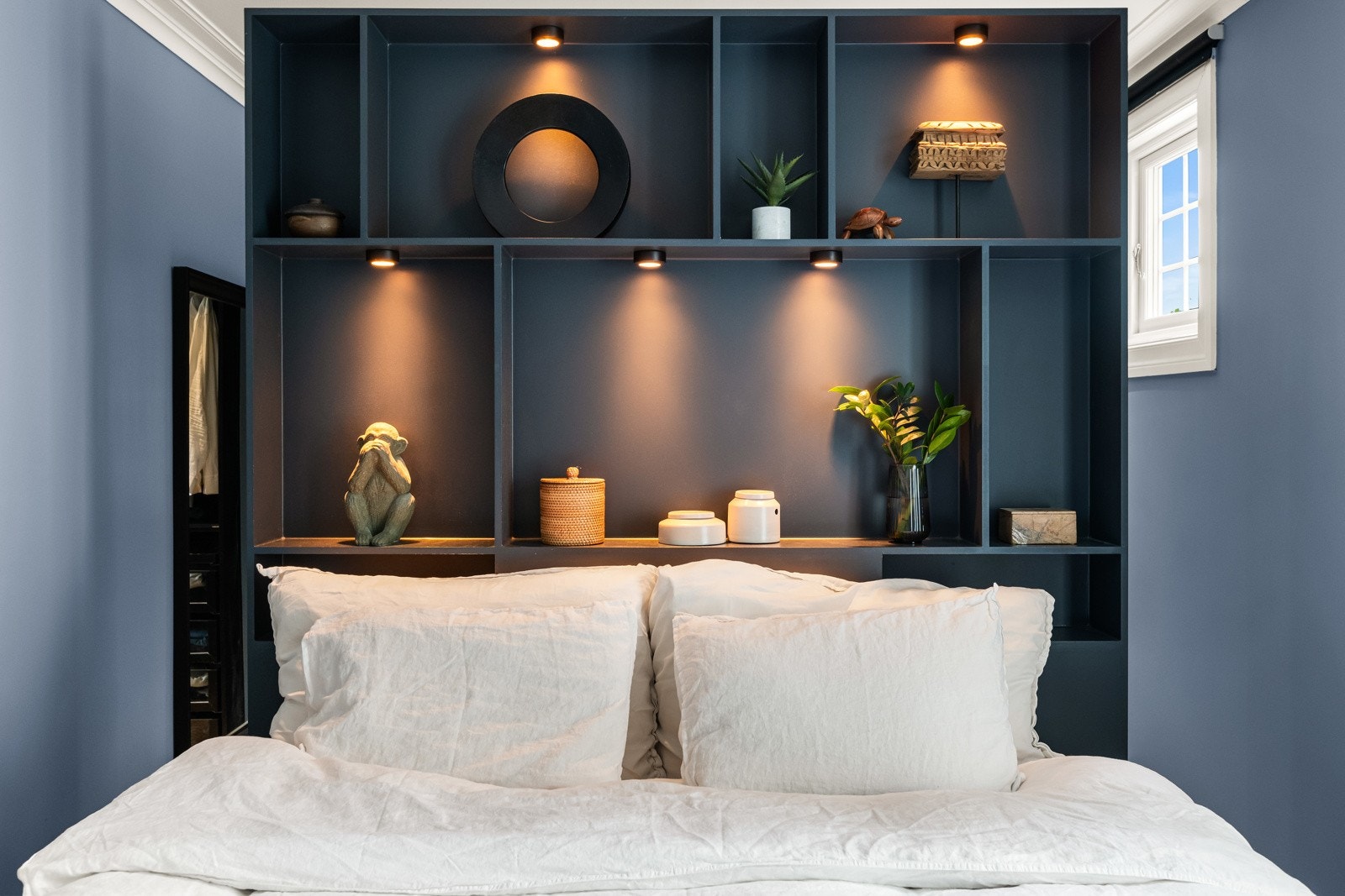 Integrert hyllereol med spotbelysning. Galleribilde