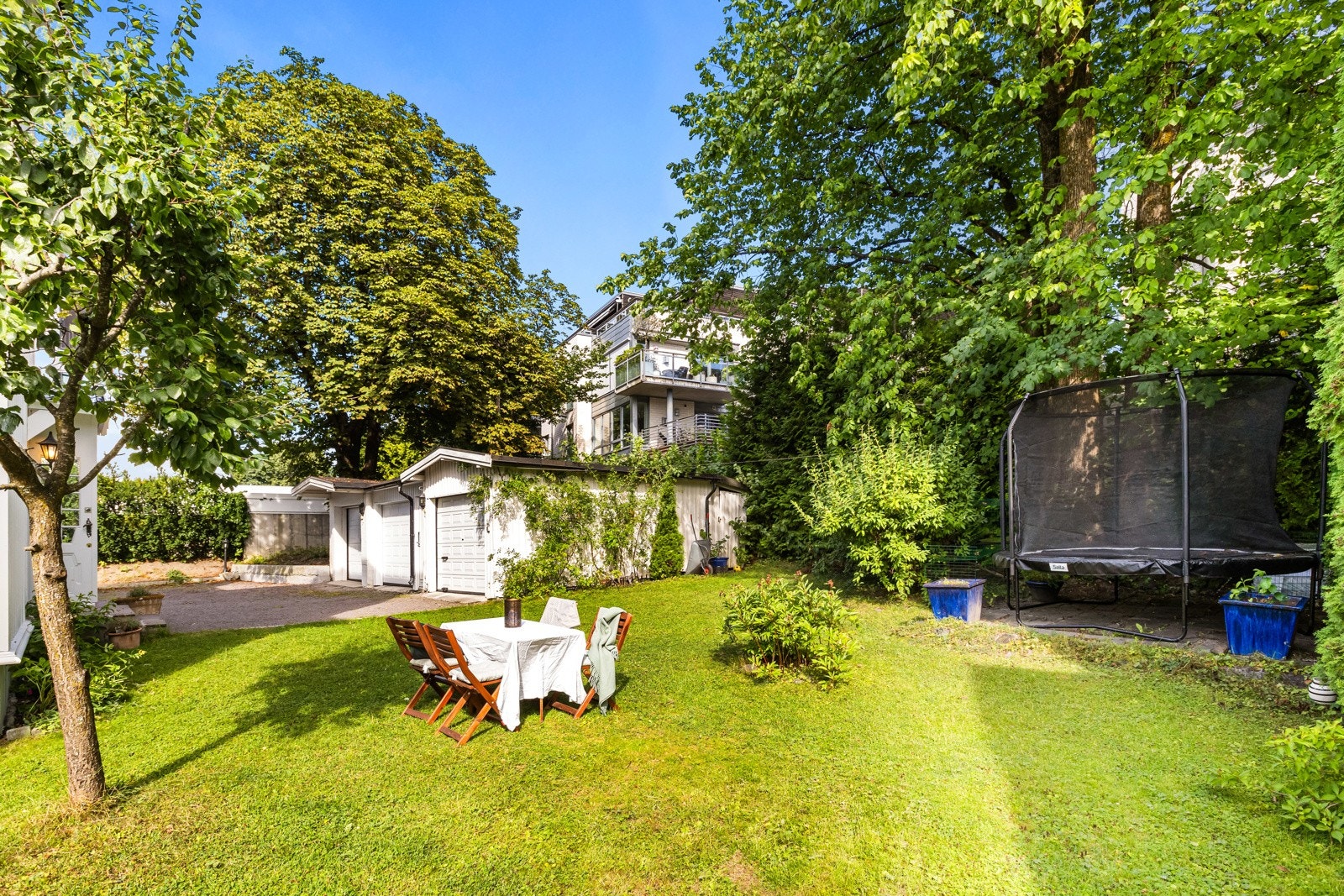 Bakhage med felles trampoline. Galleribilde