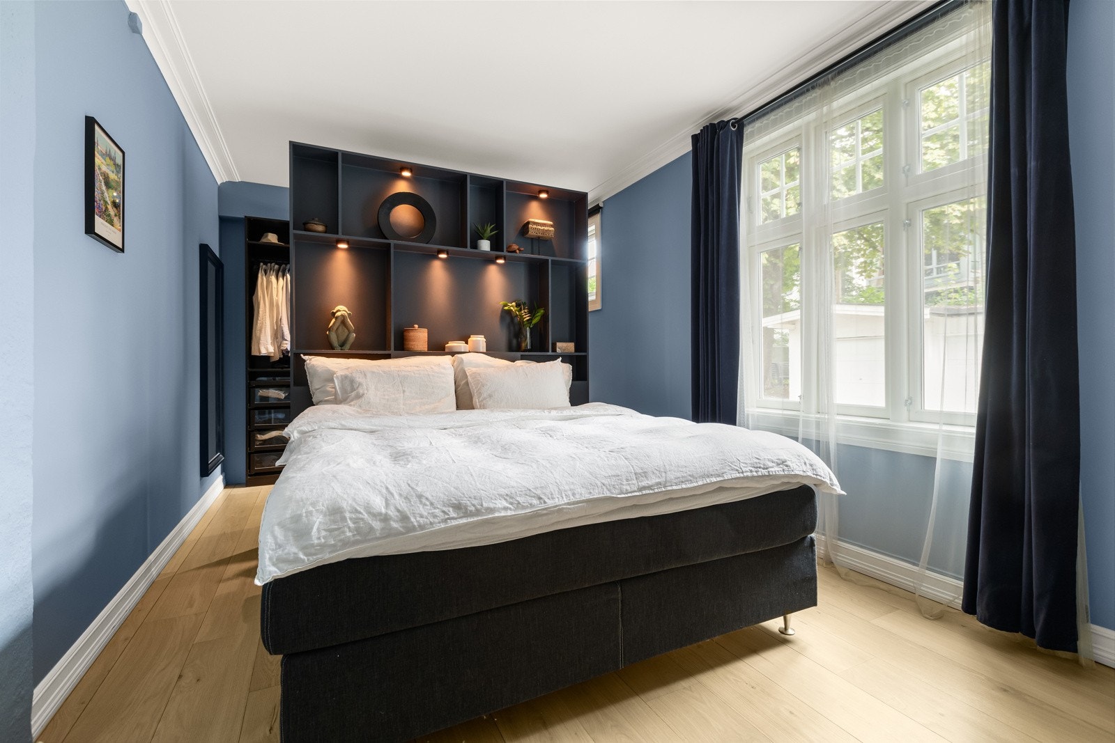 Lyst og innbydende hovedsoverom med god plass til dobbeltseng, store vindusflater og praktisk walk-in closet. Store vinduer mot øst. Galleribilde