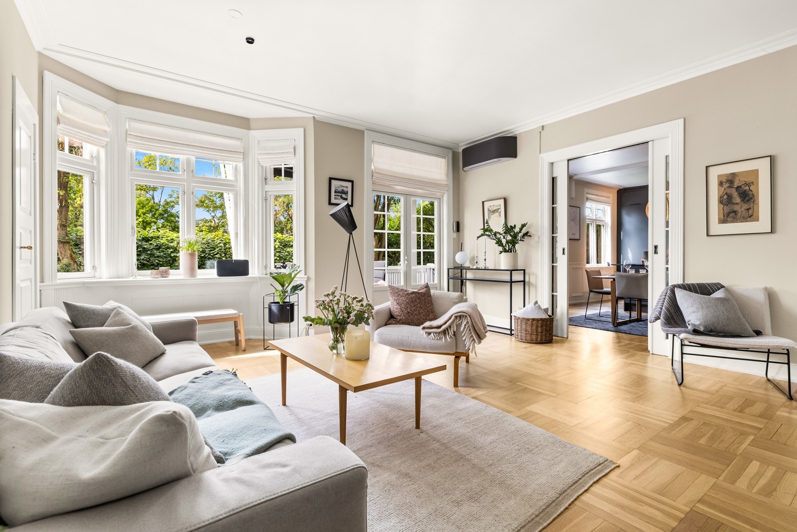 Elegant stue med karnapp og store vindusflater som gir rikelig med naturlig lys. Takhøyde på 2,77 meter og dobbel skyvedør med glassfelter mot spisekjøkkenet. Stuen har peisovn. Galleribilde