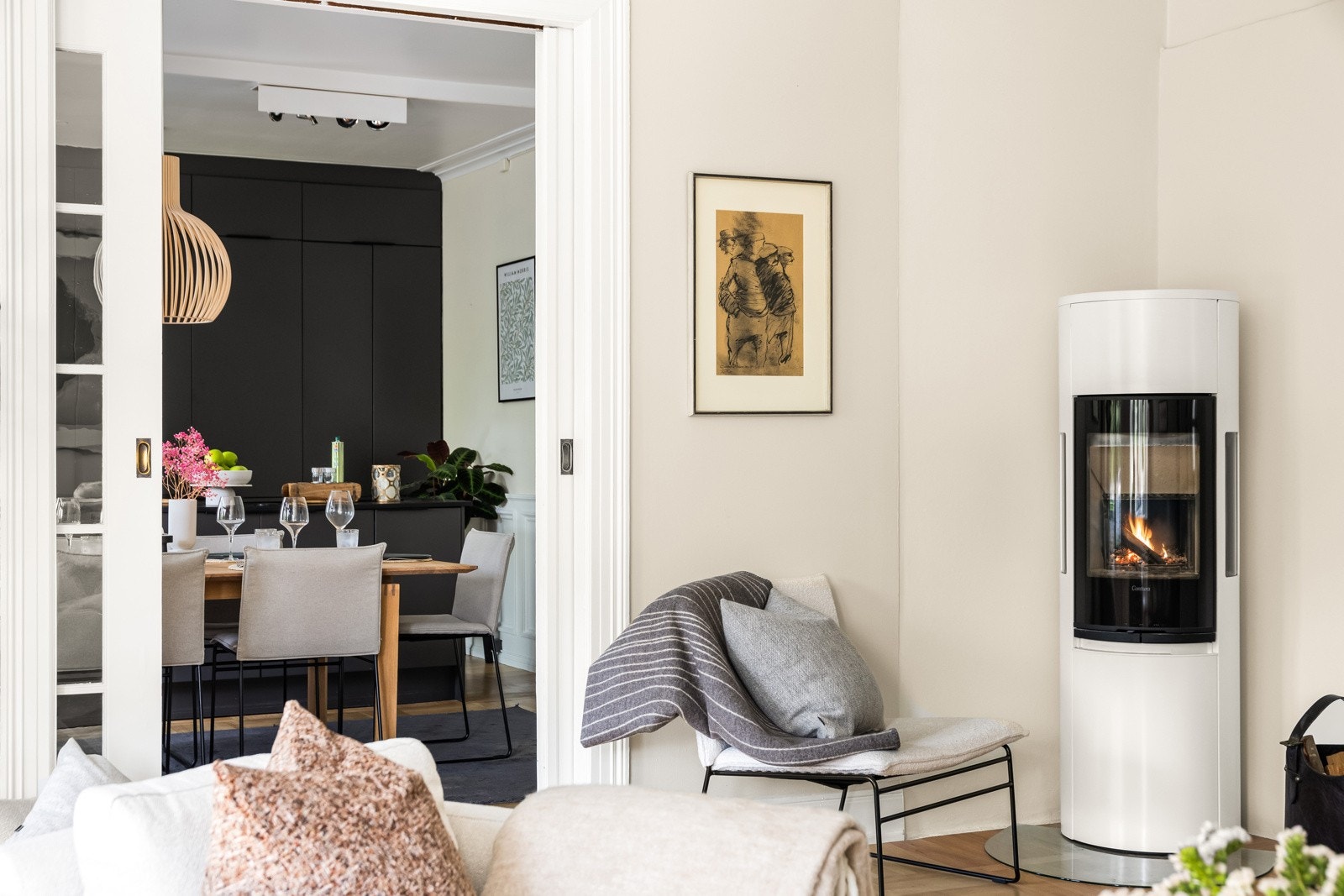 Vedovn i kjøkken og stue. Det er installert luft-til-luft-varmepumpe. For øvrig elektrisk oppvarming med panelovner og varmekabler på bad, i entré og på hovedsoverom. Galleribilde