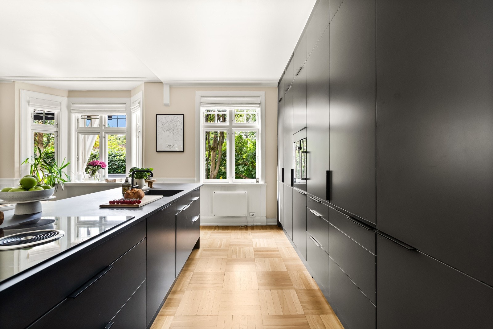 Kjøkkenet er innredet med en stilfull og romslig takhøy innredning fra Sigdal (2015) langs en hel vegg. Moderne integrerte løsninger og rikelig skap- og benkeplass i den store kjøkkenøya. Galleribilde