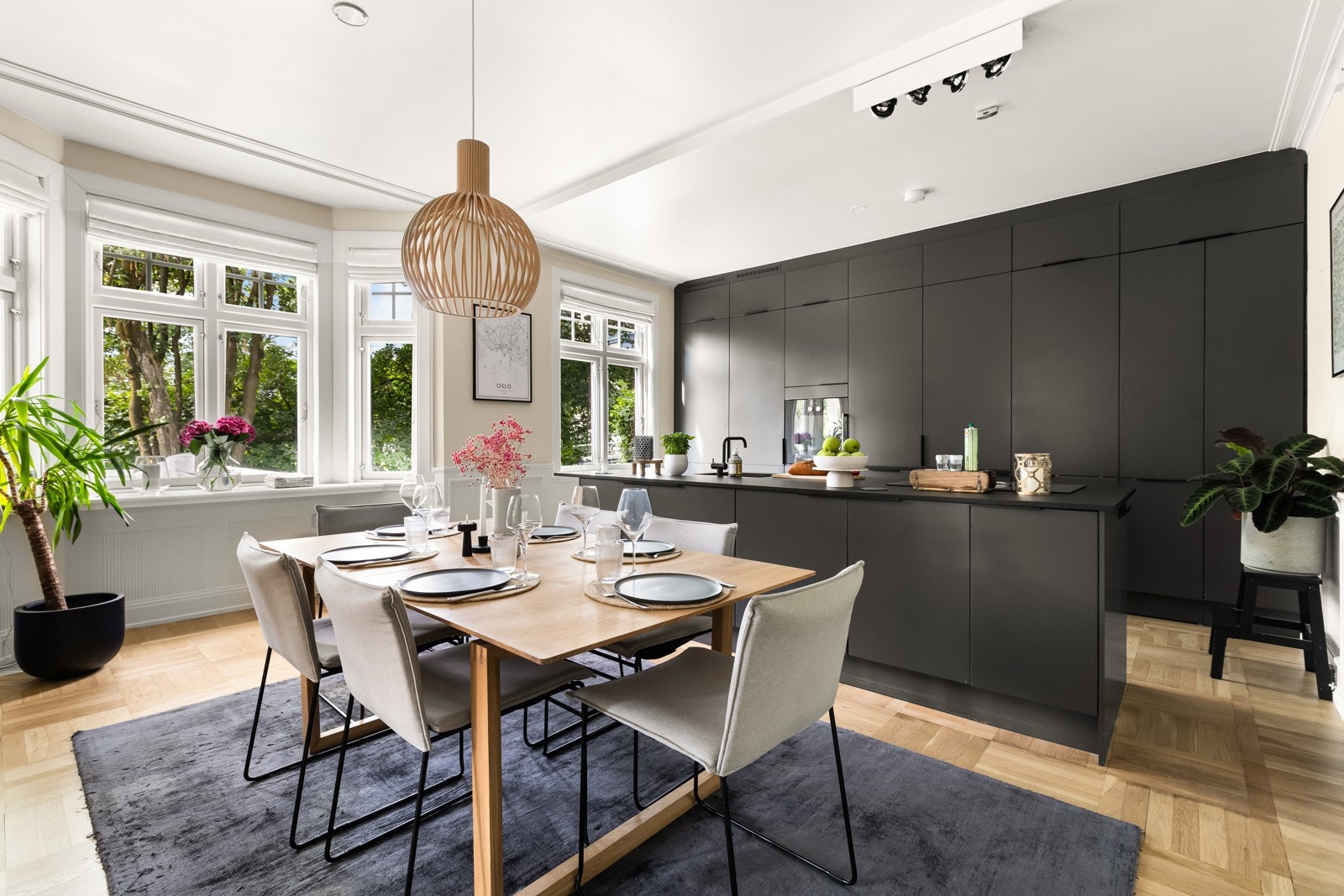 Et herlig kjøkken/spisestuerom på hele 28 kvm med stor kjøkkenøy, takhøy Sigdal-innredning (2015) og god plass til langbord. Galleribilde