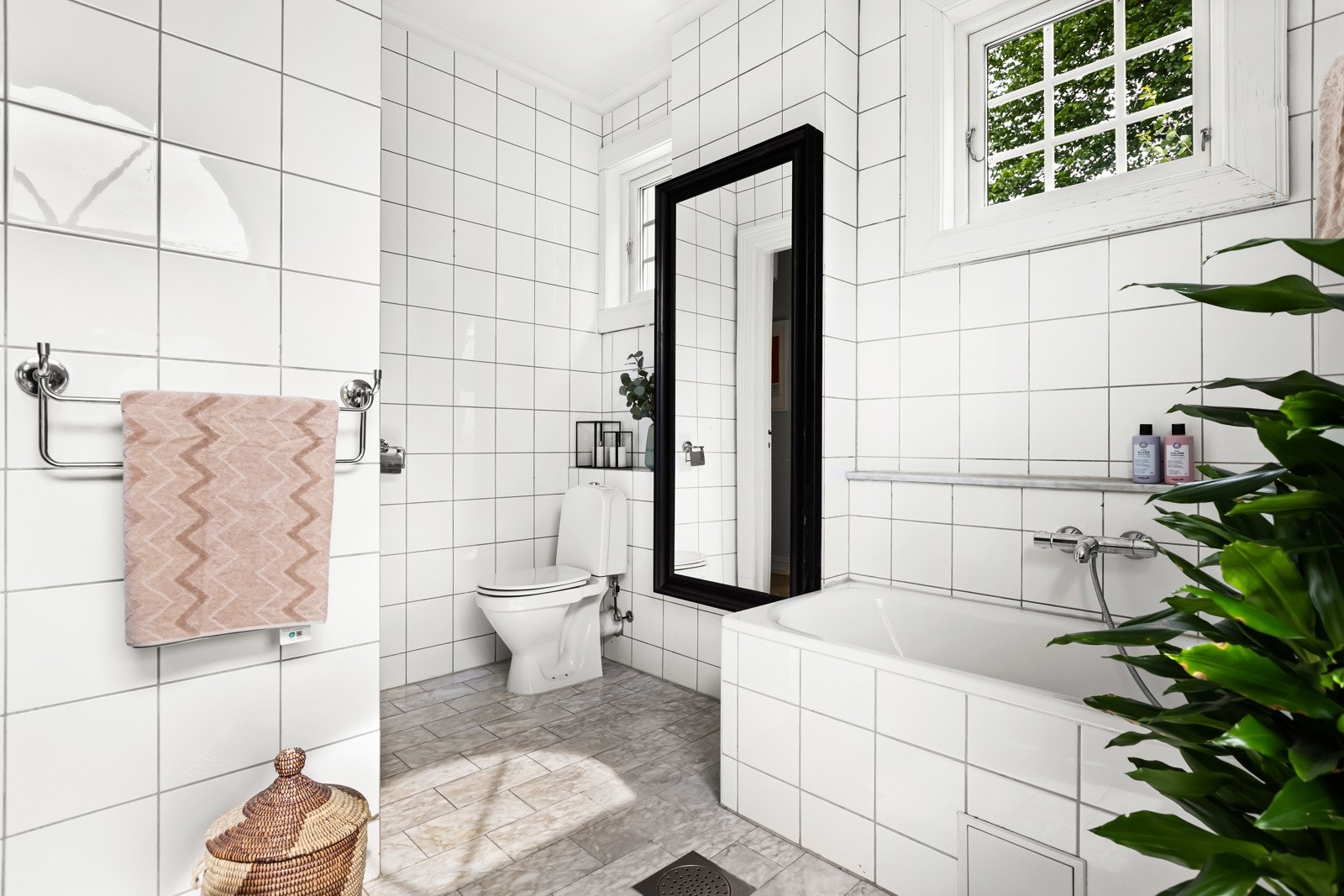 Badet er innredet med dobbel servant med skuffeseksjoner, stort speil, vegghengt høyskap, toalett og et innfliset badekar med dusjvegg. Ventilasjonen består av elektrisk vifte som trekker ut luften, med tilluft fra ventil i taket. Galleribilde