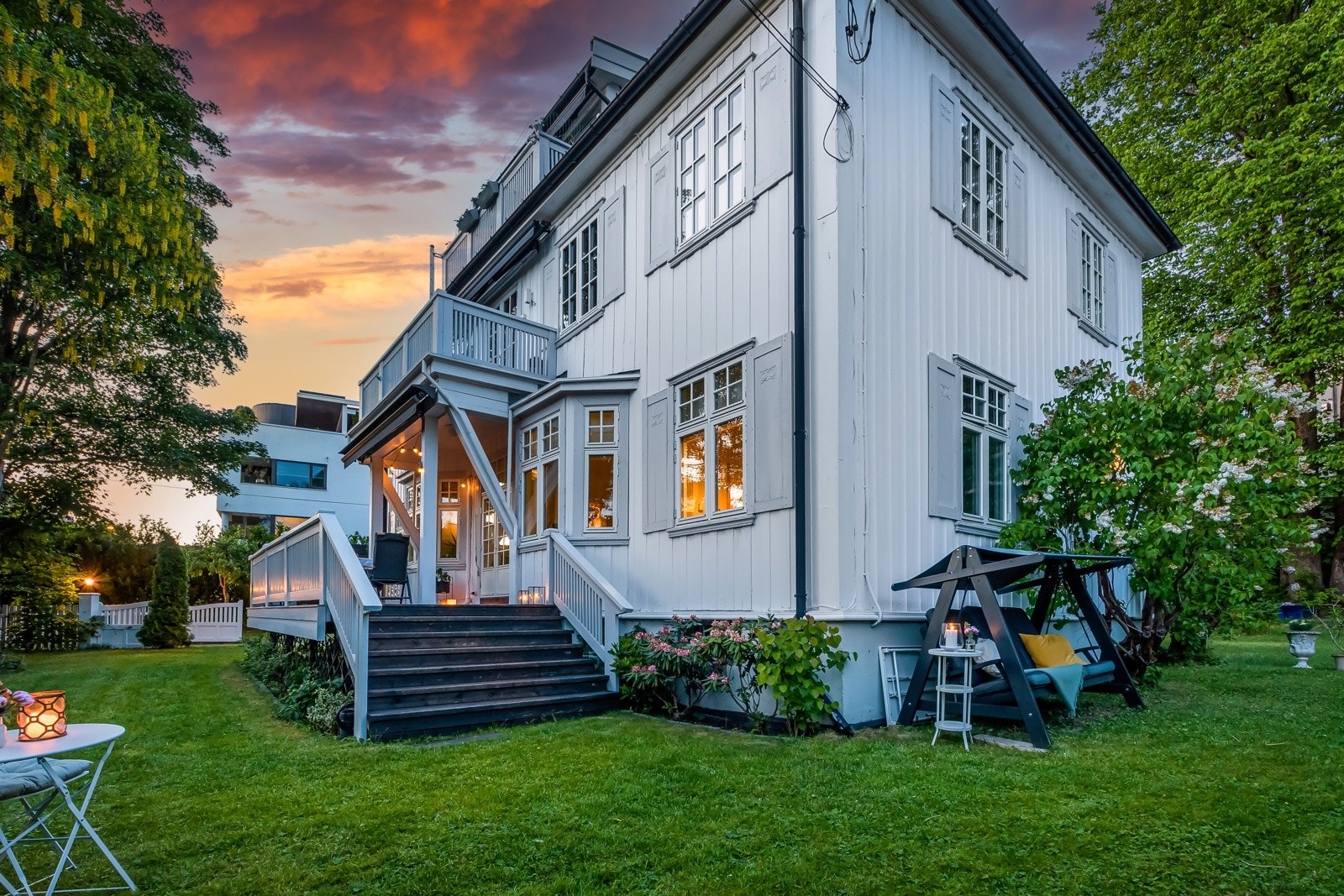 Direkte utgang til egen hagedel fra terrassen. Hagen som hører til boligen er vestvendt og har gode solforhold. Stor, skjermet hage med frodig beplantning og god plass til både lek og hyggelige uteplasser. Galleribilde