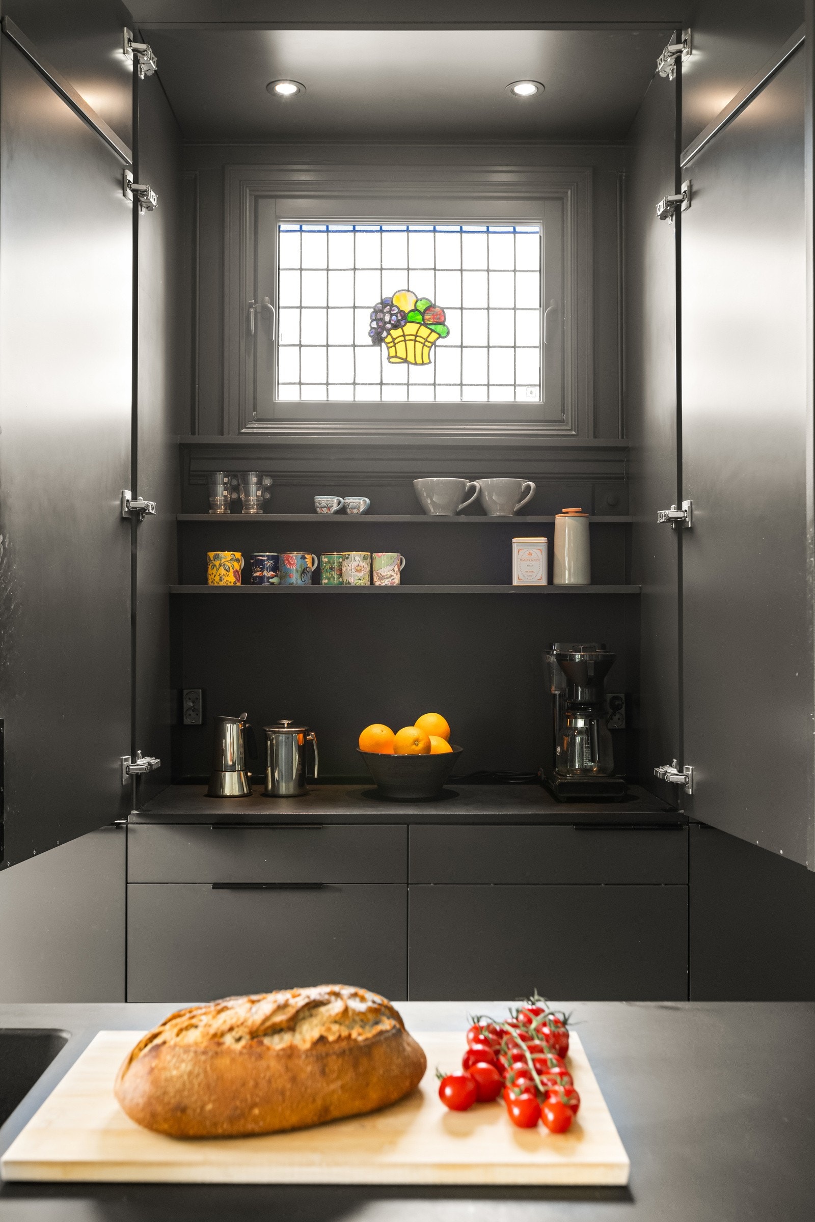 En smart, innebygget kaffestasjon er elegant integrert i høyskapet. Blyglassvindu pryder kaffestasjonen og bevarer leilighetens sjel! Galleribilde