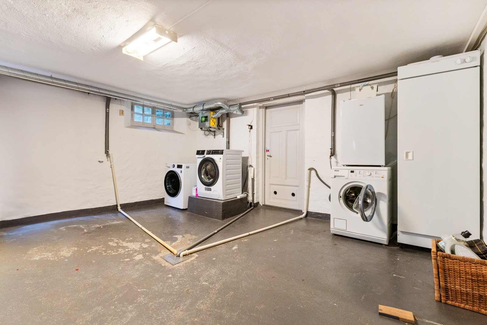 Stort felles vaskerom hvor alle seksjonene har plass til egen vaskemaskin og tørketrommel. Galleribilde