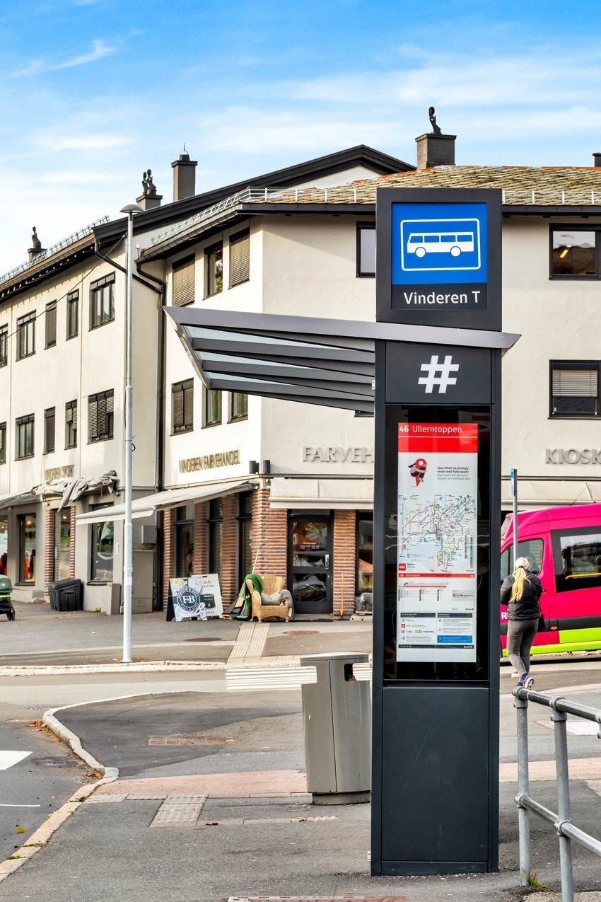 Med T-banen er det kun 5 minutter til Majorstuen og den populære handlegaten Bogstadveien. Her finner du alt du trenger og litt til. Majorstuen huser også flere kritikerroste spisesteder, og du finner flere populære barer og utesteder her. Galleribilde