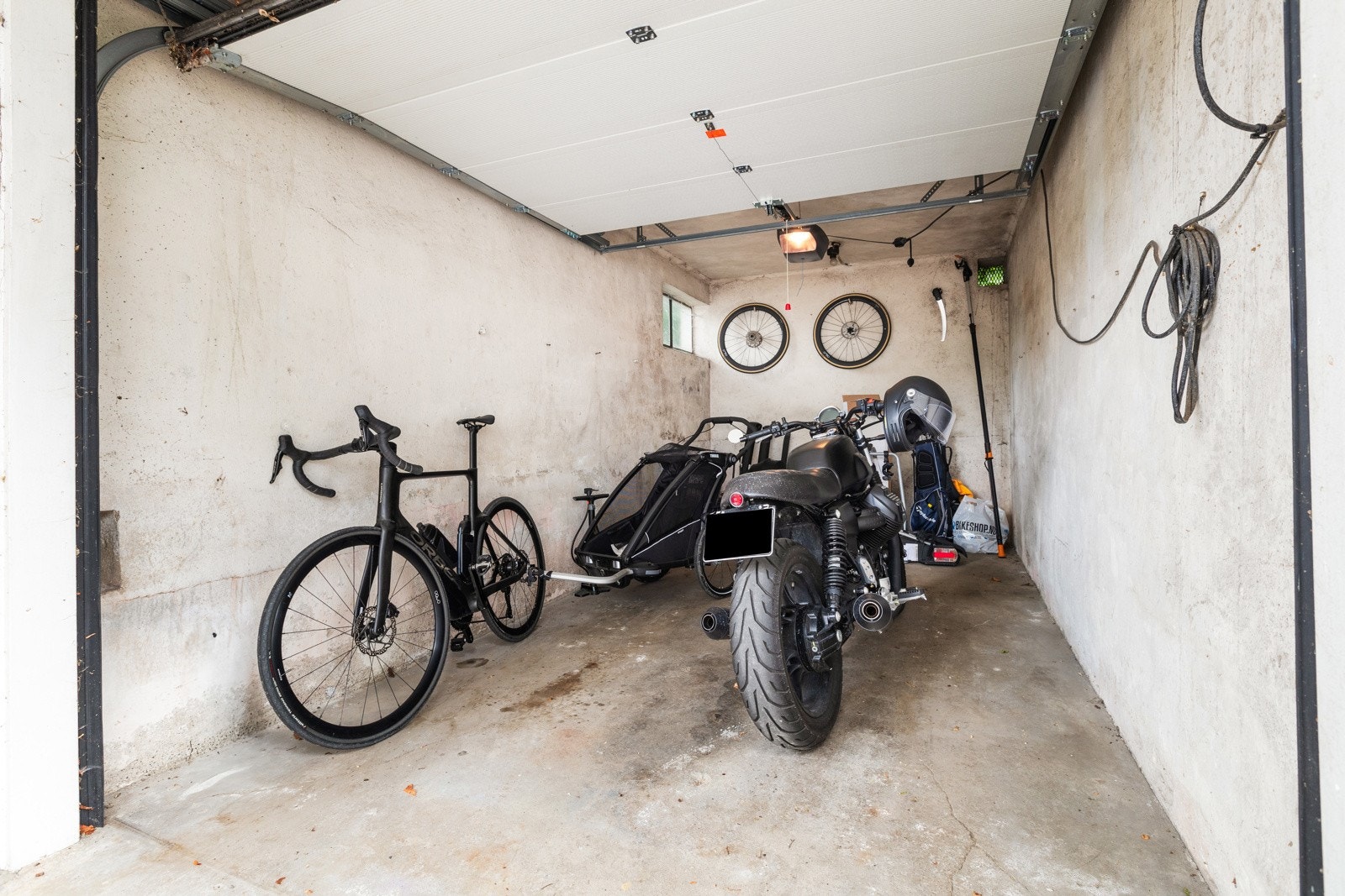 Leiligheten har vedtektsfestet bruksrett til en garasjeplass merket nr. 5 på ca. 13 kvm. Galleribilde