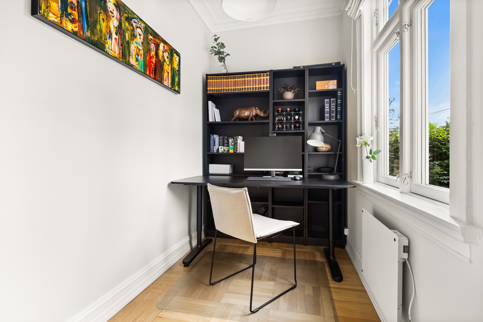 Soverom 3 er rett under 5 kvm og er innredet som kontor, men kan fungere som et lite barnerom. Vindu mot vest. Galleribilde