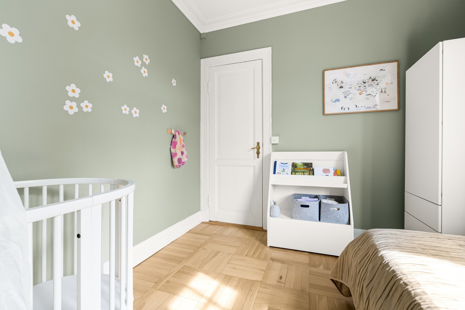 Soverom 2 er malt i en delikat grønntone. Galleribilde