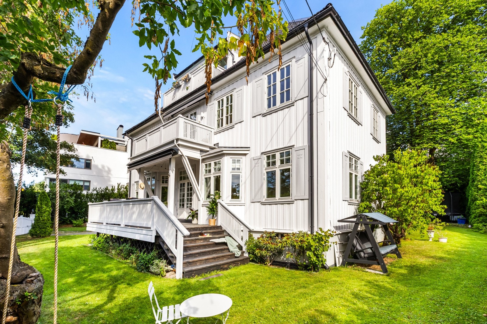 Lys og nydelig hageleilighet i tremannsbolig i en herskapelige, klassisk Vinderen-villa fra 1916 omkranset av en frodig og solrik hage. Galleribilde