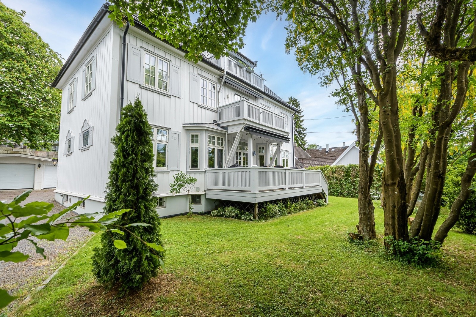 Eksklusiv og strøken 1. etasje i ærverdig villa med solrik terrasse, hageparsell, biloppstilling- og garasjeplass. Galleribilde