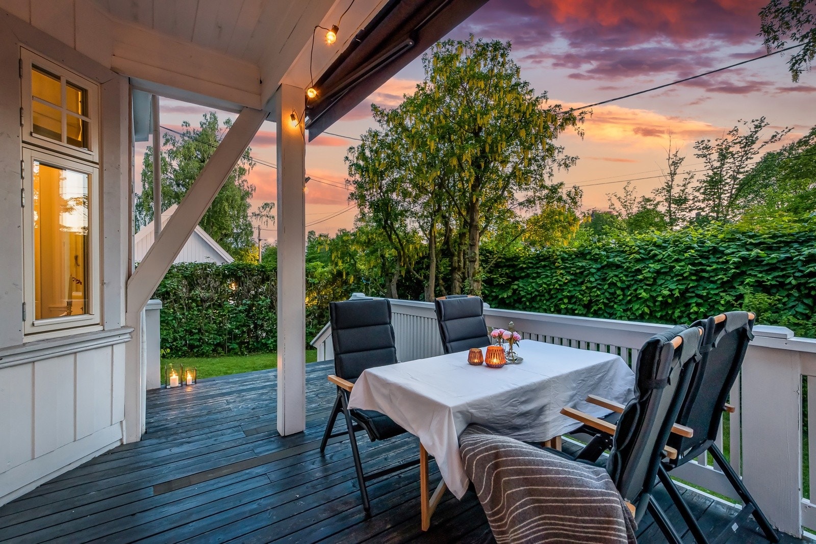 Stemningsbilde fra terrassen på kveldstid. Galleribilde