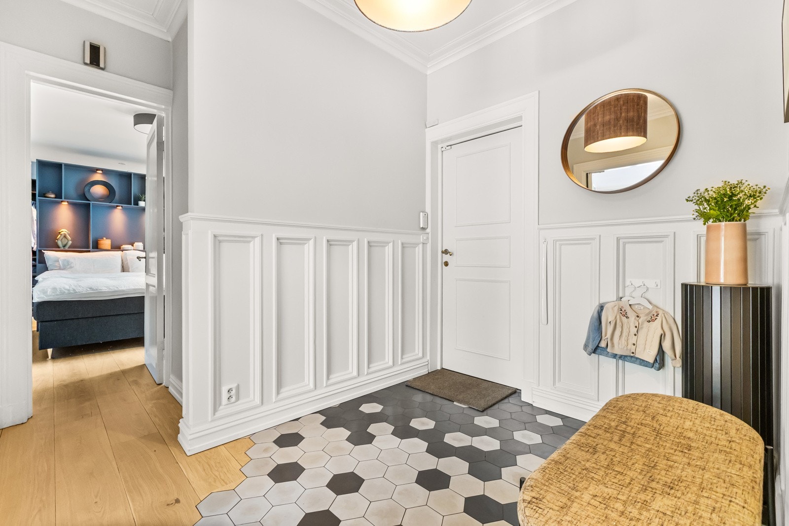 Flislagt entré med varmekabler. Veggene er lysmalte og med en flott brystning. Galleribilde