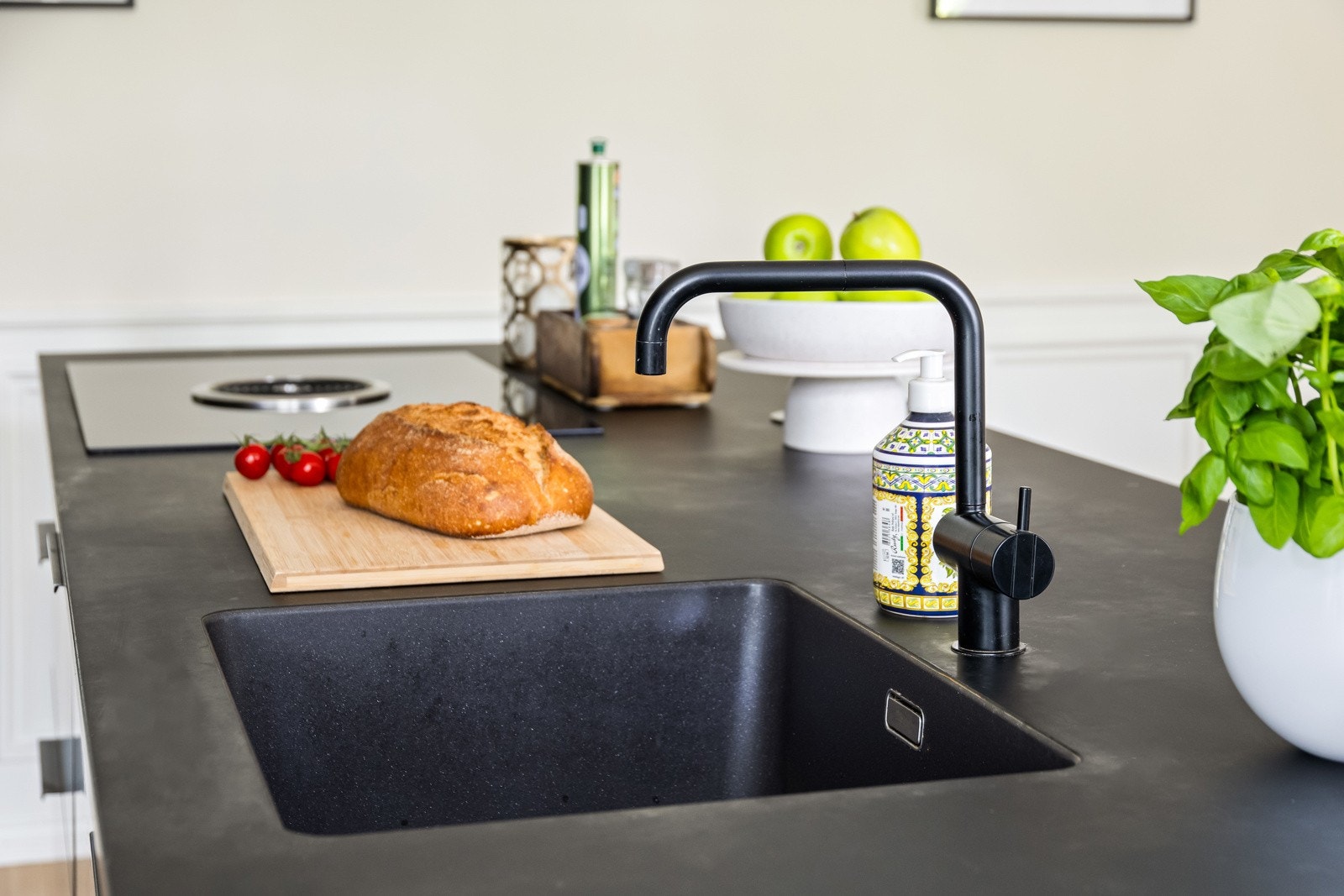 Detaljbilde | Kjøkken. Kjøkkenet har kompaktlaminat benkeplater og keramisk kum. Galleribilde