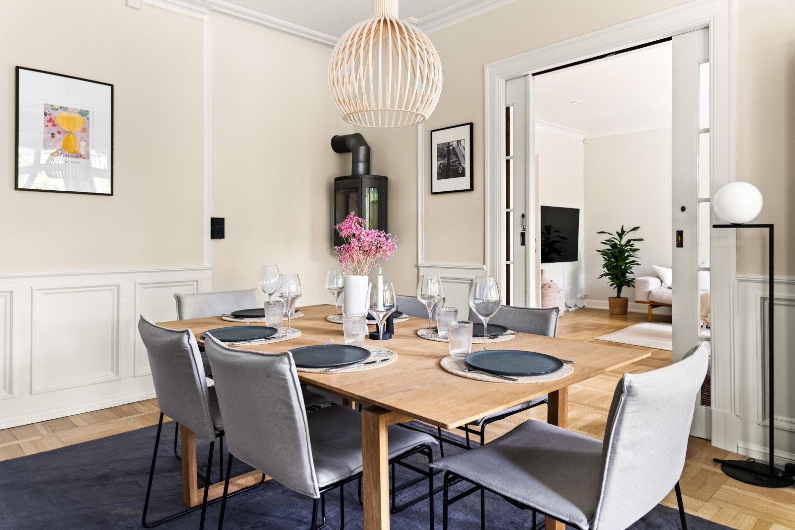 Spisestue med en ny, rentbrennende peisovn som gir god oppvarming og en lun atmosfære. Galleribilde