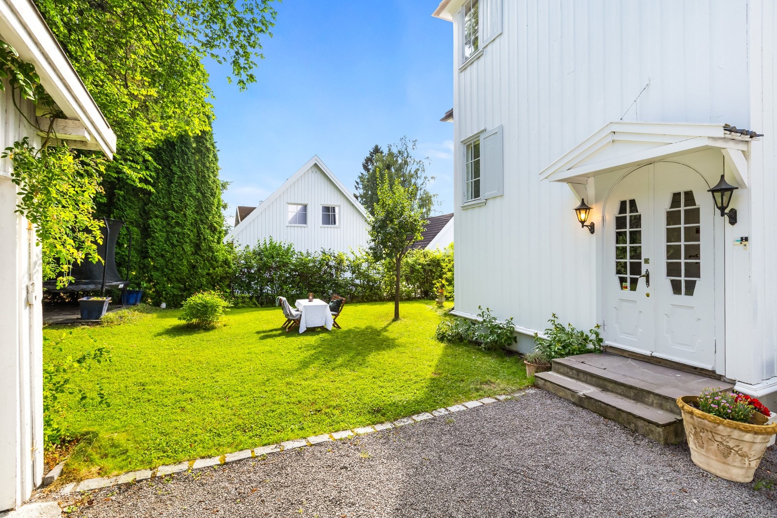 Hagen bak er felles og har god plass til sittegrupper og trampoline. Galleribilde