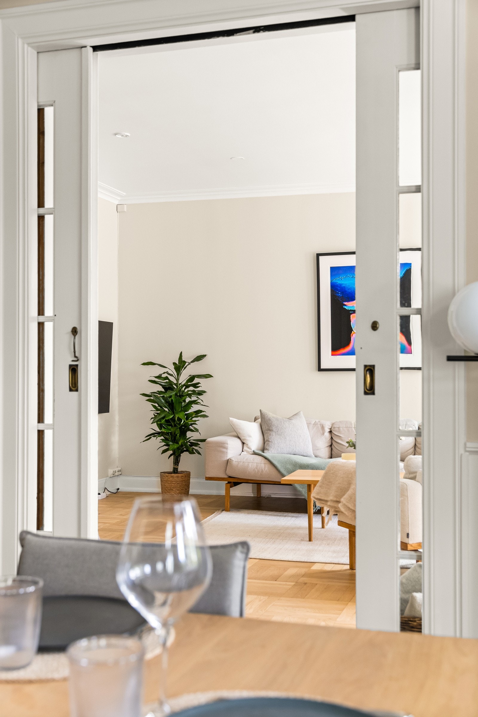 Stor døråpning og praktiske skyvedører mellom stue og kjøkken/spisestue. Galleribilde