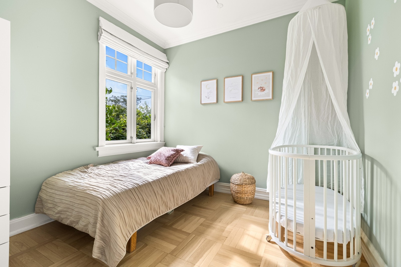 Soverom 2 er over 9 kvm og har plass til seng, garderobeskap og skrivebord. Stort sydvendt vindu. Galleribilde