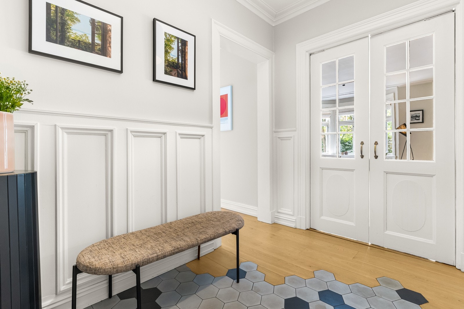 Hyggelig entré med gulvvarme og plass til å henge fra seg yttertøy og sette fra seg sko. I tillegg er det et innredet garderoberom/bod i gangen med god hylleplass, samt plass til å henge fra seg tøy. Doble dører med glassfelter mot stuen. Galleribilde