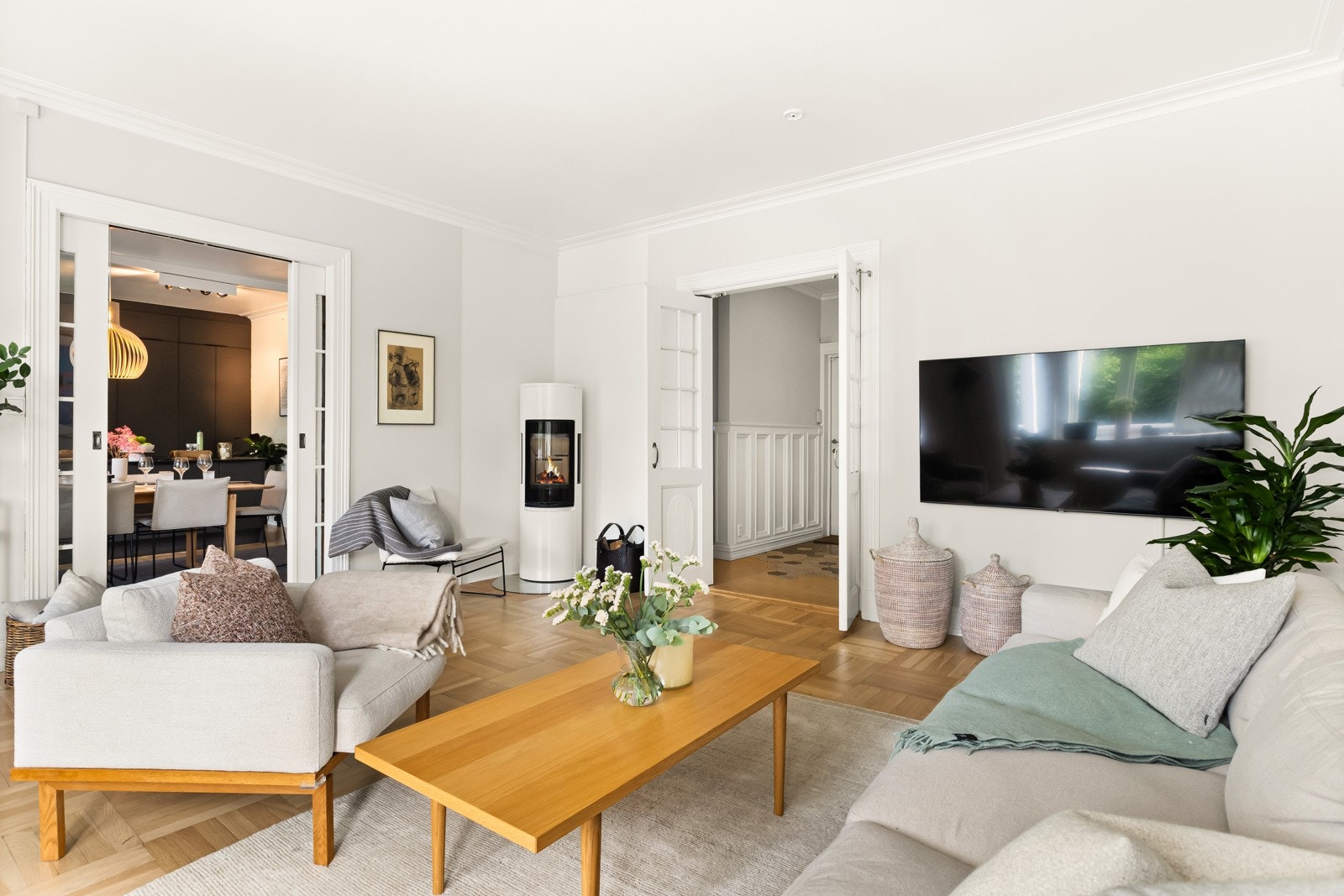 Gjennomførte fargevalg og en flott peis gir stuen et stilfullt preg. Galleribilde