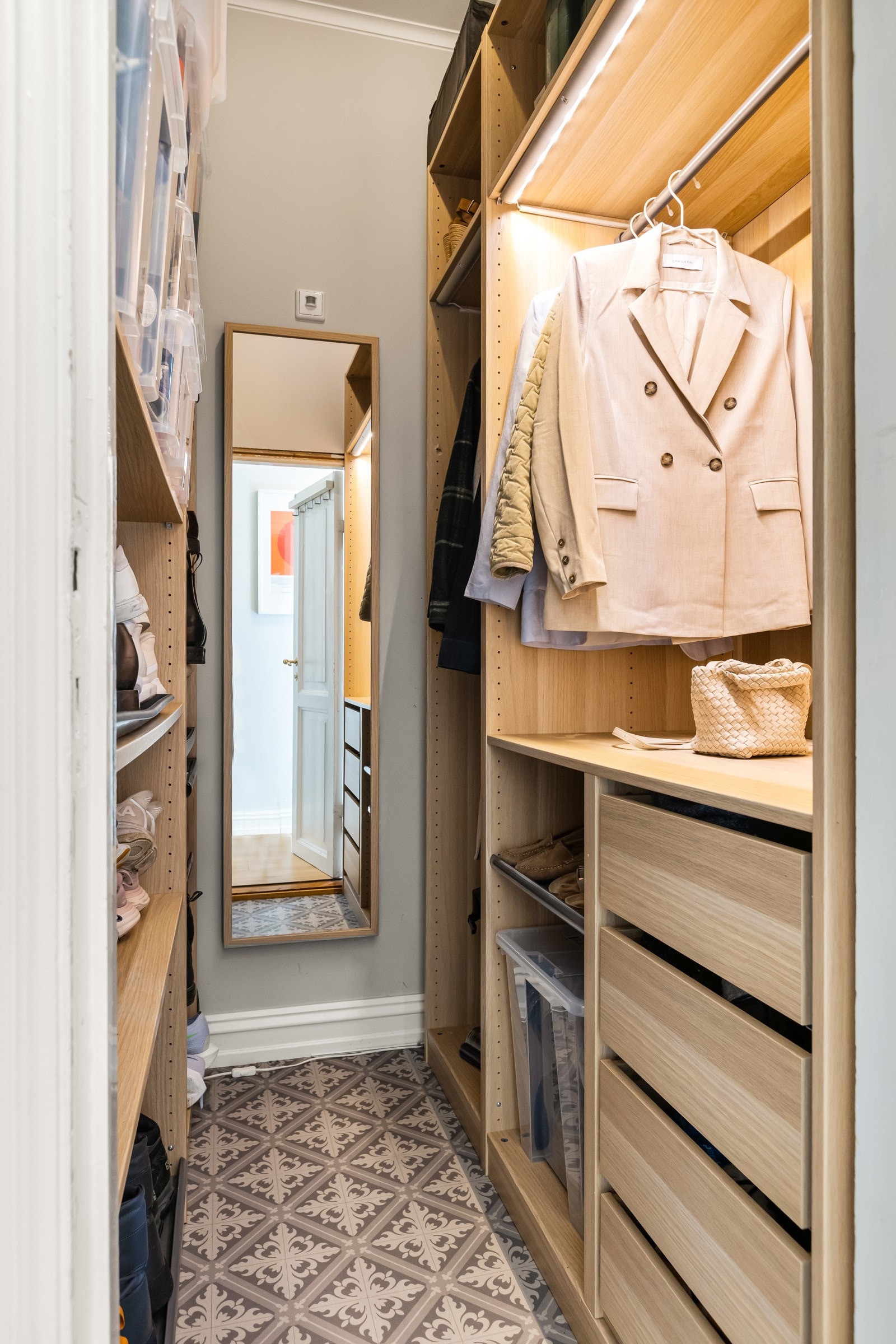 Innvendig bod/garderoberom ved inngngen som sikrer rikelig med oppbevaringsplass. Galleribilde