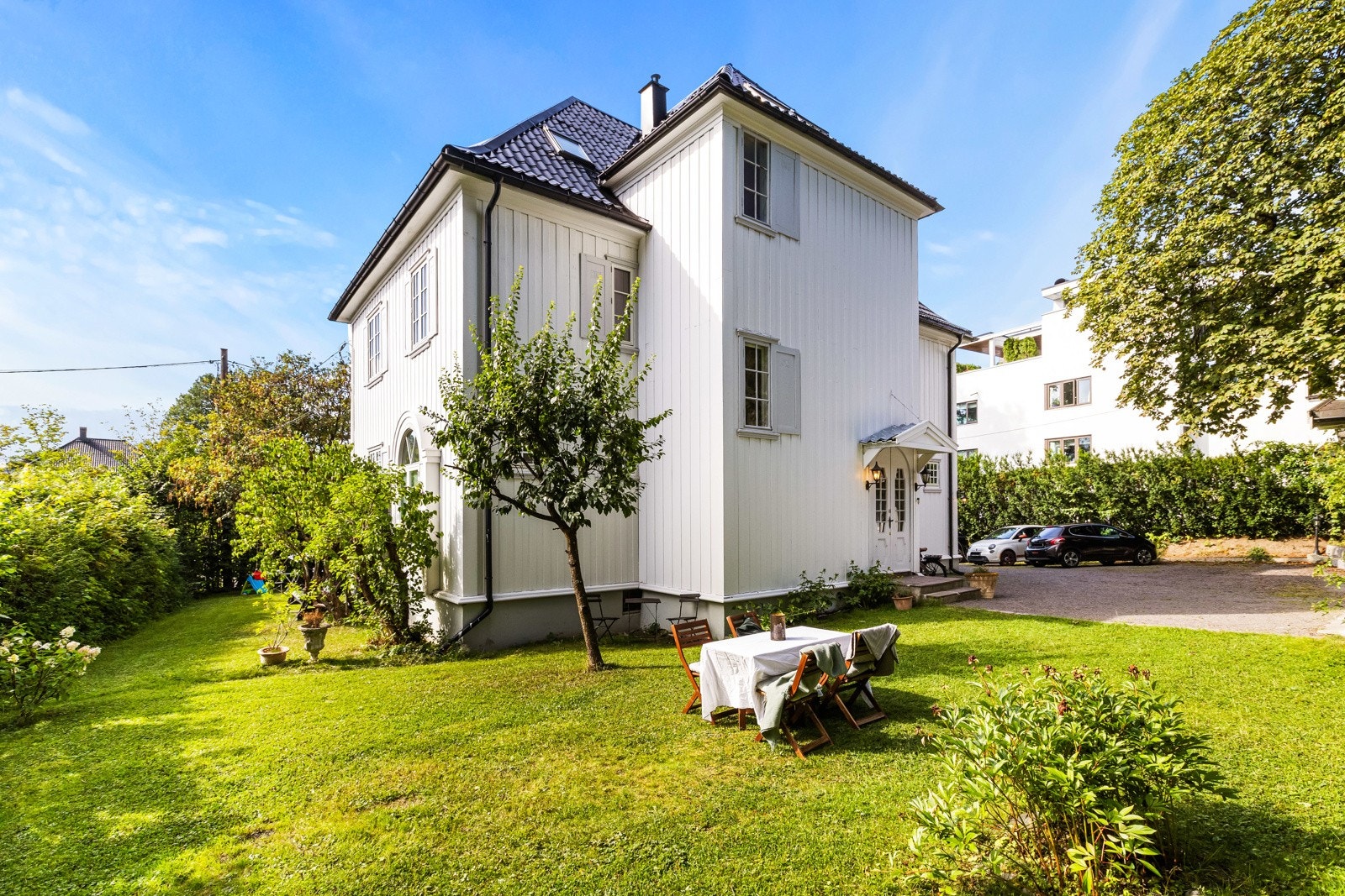 Velholdt eiendom med klassisk fasade og solrik hage som innbyr til samvær. Galleribilde