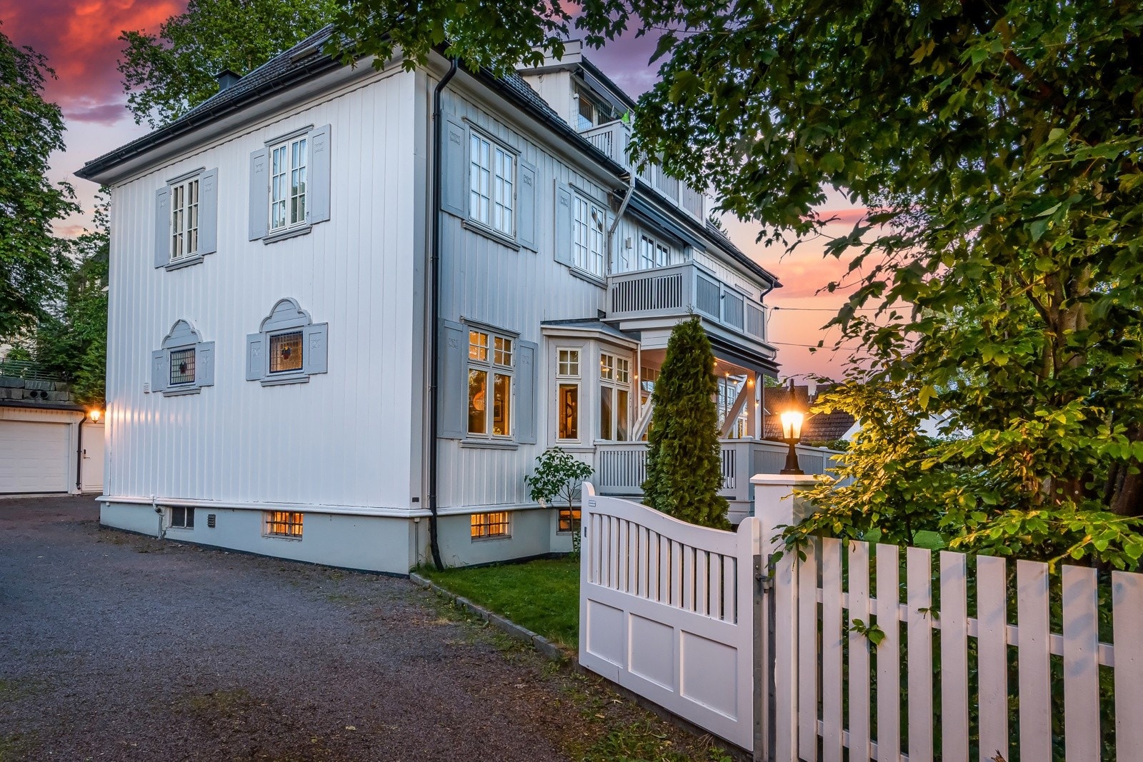 Fasade by night. Galleribilde