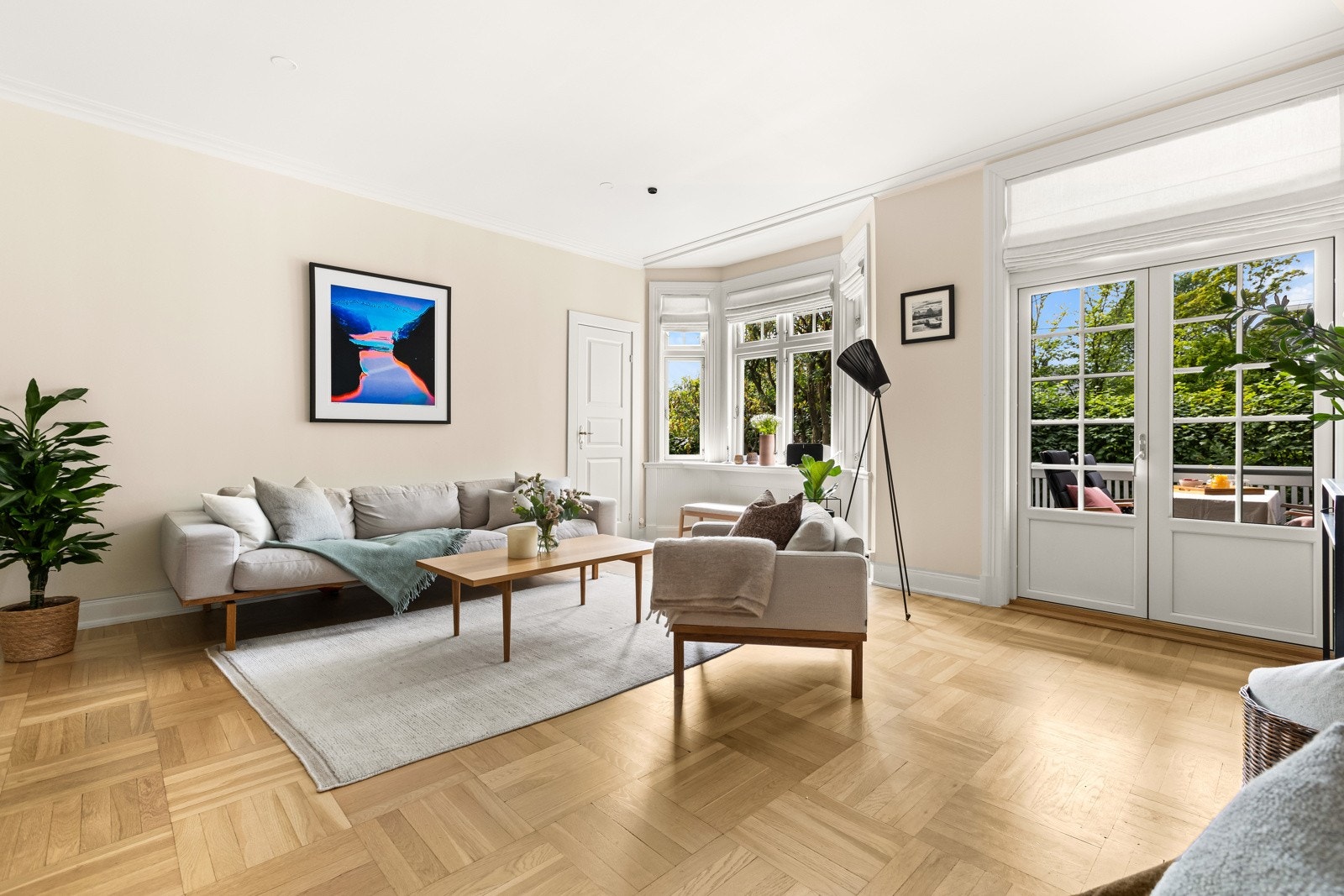 Stuen har stor vindusflate mot vest og utgang til en herlig vestvendt terrasse og trapp til egen hagedel. Galleribilde