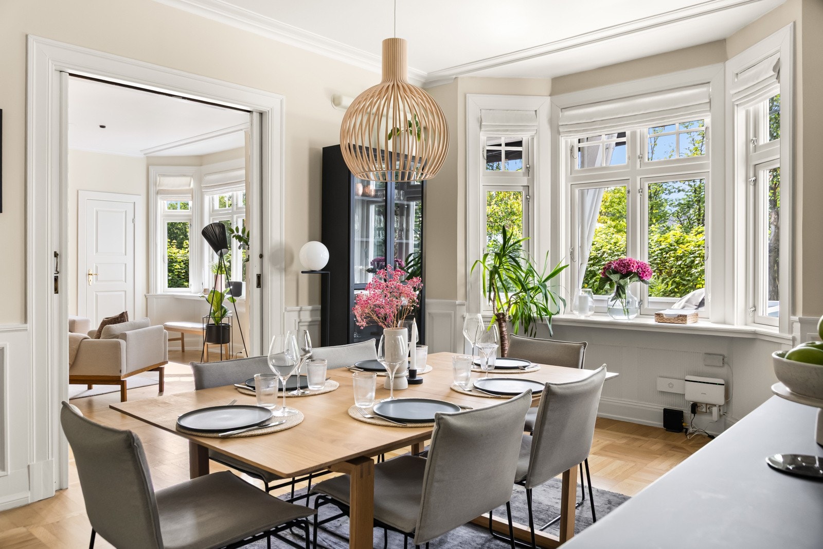 Lys og innbydende spisestue med karnapp og doble skyvedører mot stuen - perfekt for sosiale sammenkomster! Galleribilde