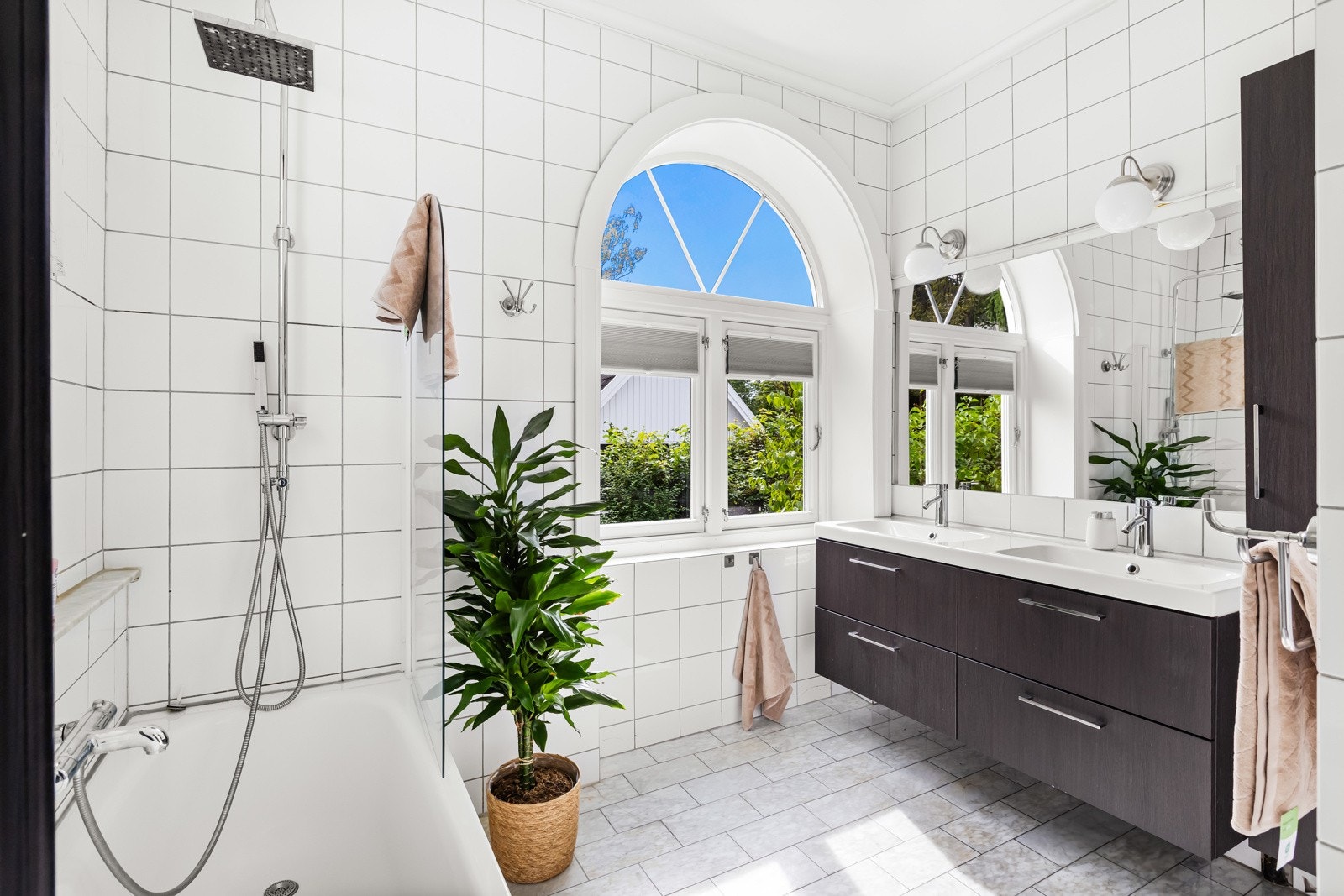 Flislagt bad med varmekabler (antatt sist pusset opp ca 1997-2010 basert på opplysninger fra tidligere salgsoppgaver). Et stort buet vindu pryder rommet og gir godt med naturlig lys fra sør, 2 vinduer mot øst. Galleribilde