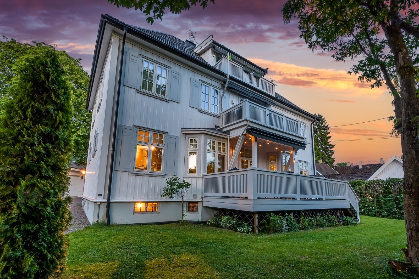 Velkommen til Slemdalsveien 61B - en nydelig klassisk leilighet i tremannsbolig med stor egen hagedel, solrik terrasse, garasje+biloppstilling, god standard og luftig takhøyde. Galleribilde