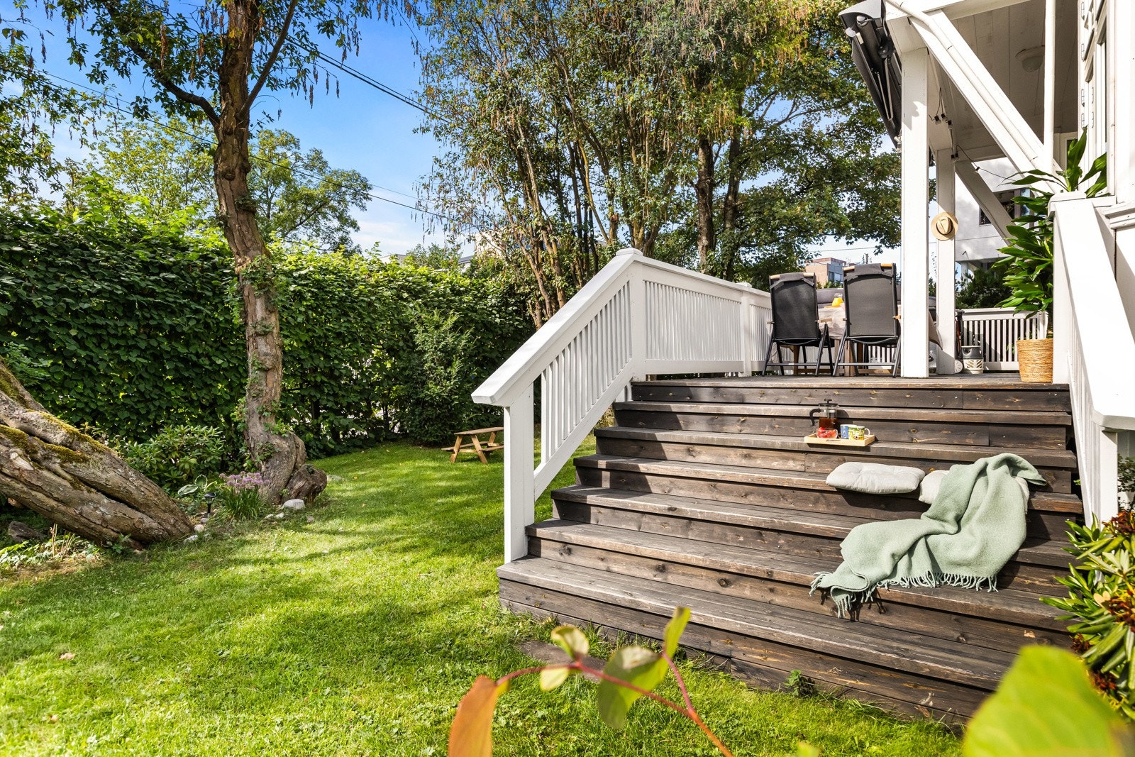 Trapp ned til egen hagedel på ca. 40 kvm (vedtektsfestet). Svært usjenert hage med plen, trær og bed. Galleribilde