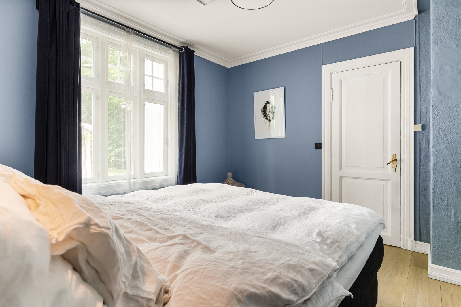 Hovedsoverommet er over 18 kvm. Parketten i soverommet og gang ble slipt i 2022. Galleribilde