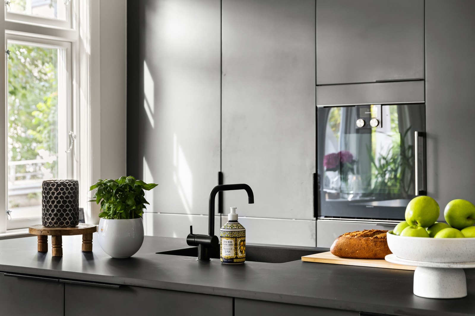 Kjøkkenet har flott lysinnslipp fra vinduene i vest. Galleribilde