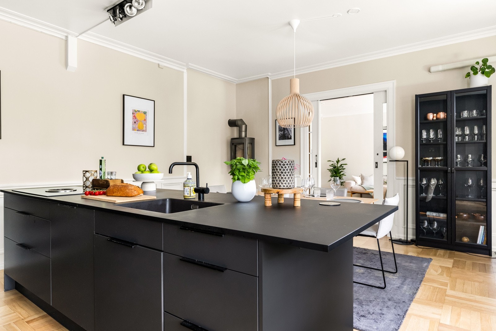 Stor kjøkkenøy med rikelig benkeplass og åpen løsning mot spisegruppen. Galleribilde