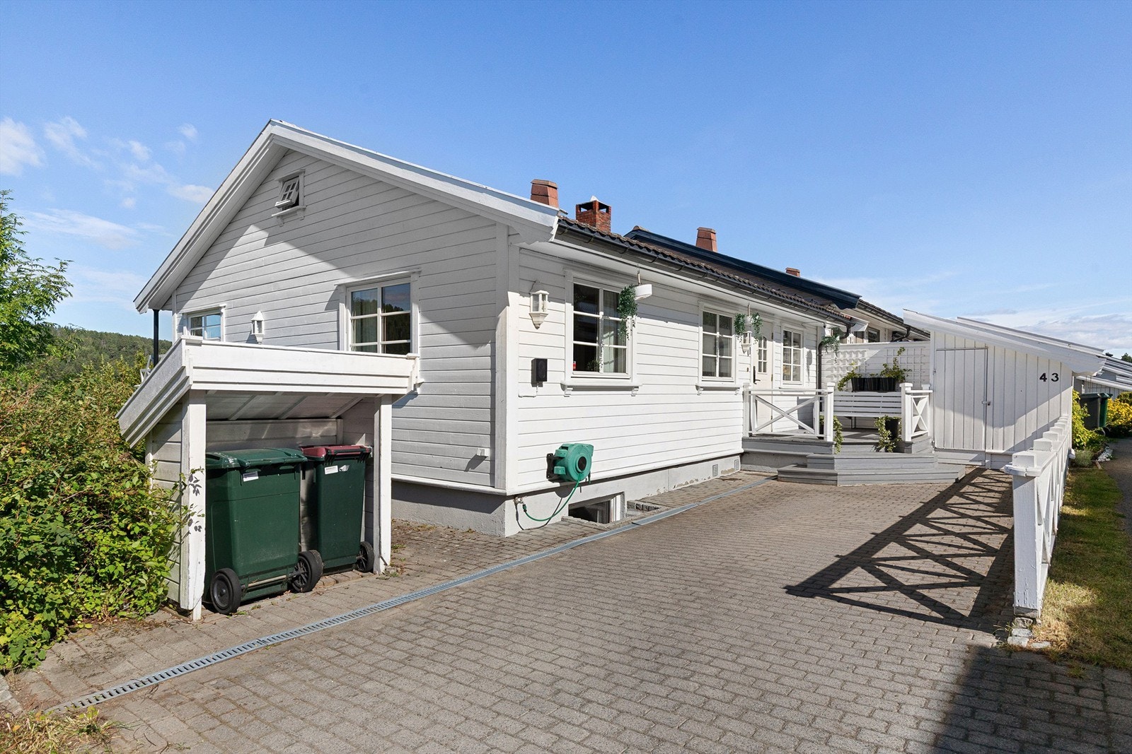 Romslig og påbygget enderekkehus med en barnevennlig og sentral beliggenhet i Slemmestad Galleribilde