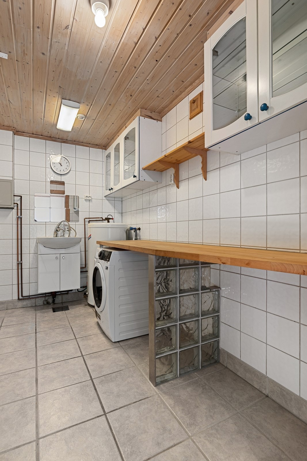 Vaskerom med opplegg for vaskemaskin og tørketrommel Galleribilde