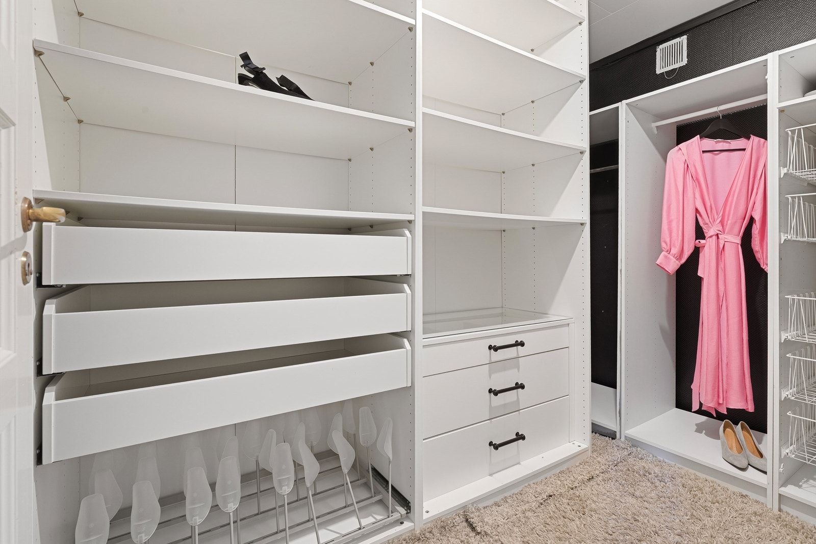 Garderoberom med god plass til oppbevaring av klær Galleribilde