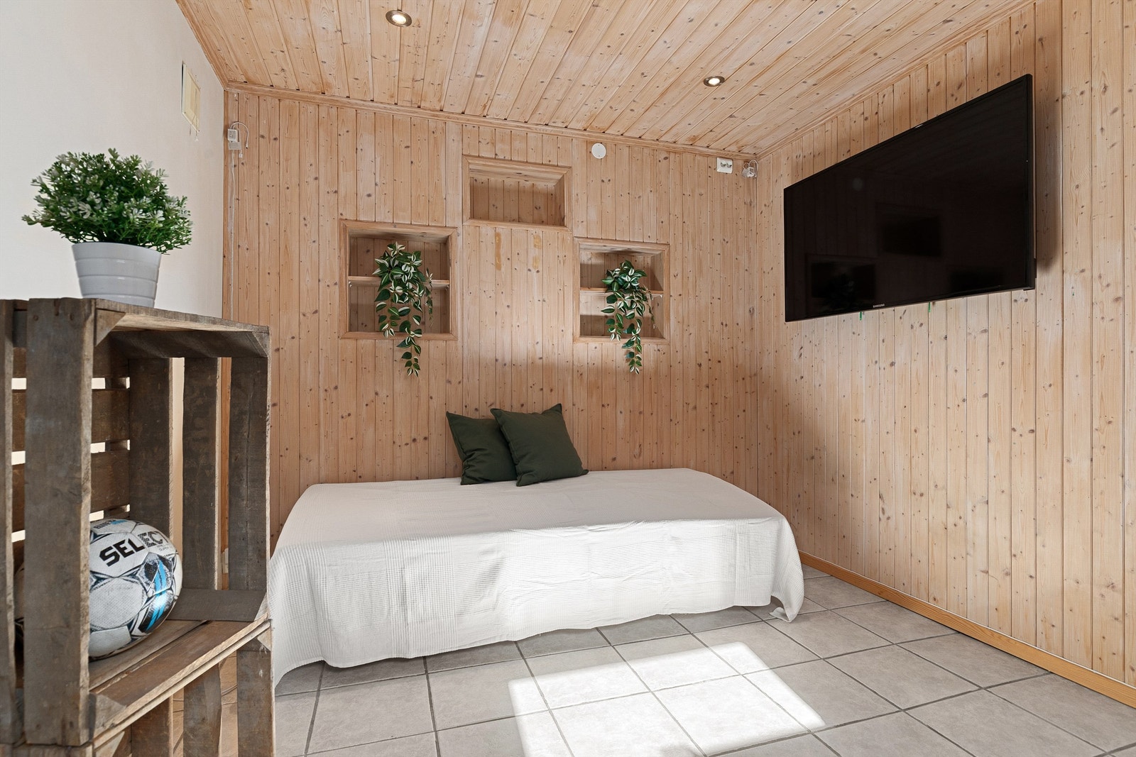 Rommet er av god størrelse og har flislagt gulv med gulvvarme Galleribilde