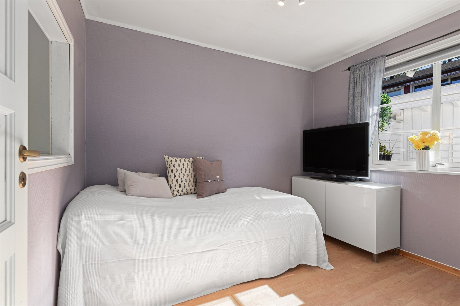 Soverom i 1. etasje av god størrelse med plass til seng og klesskap Galleribilde