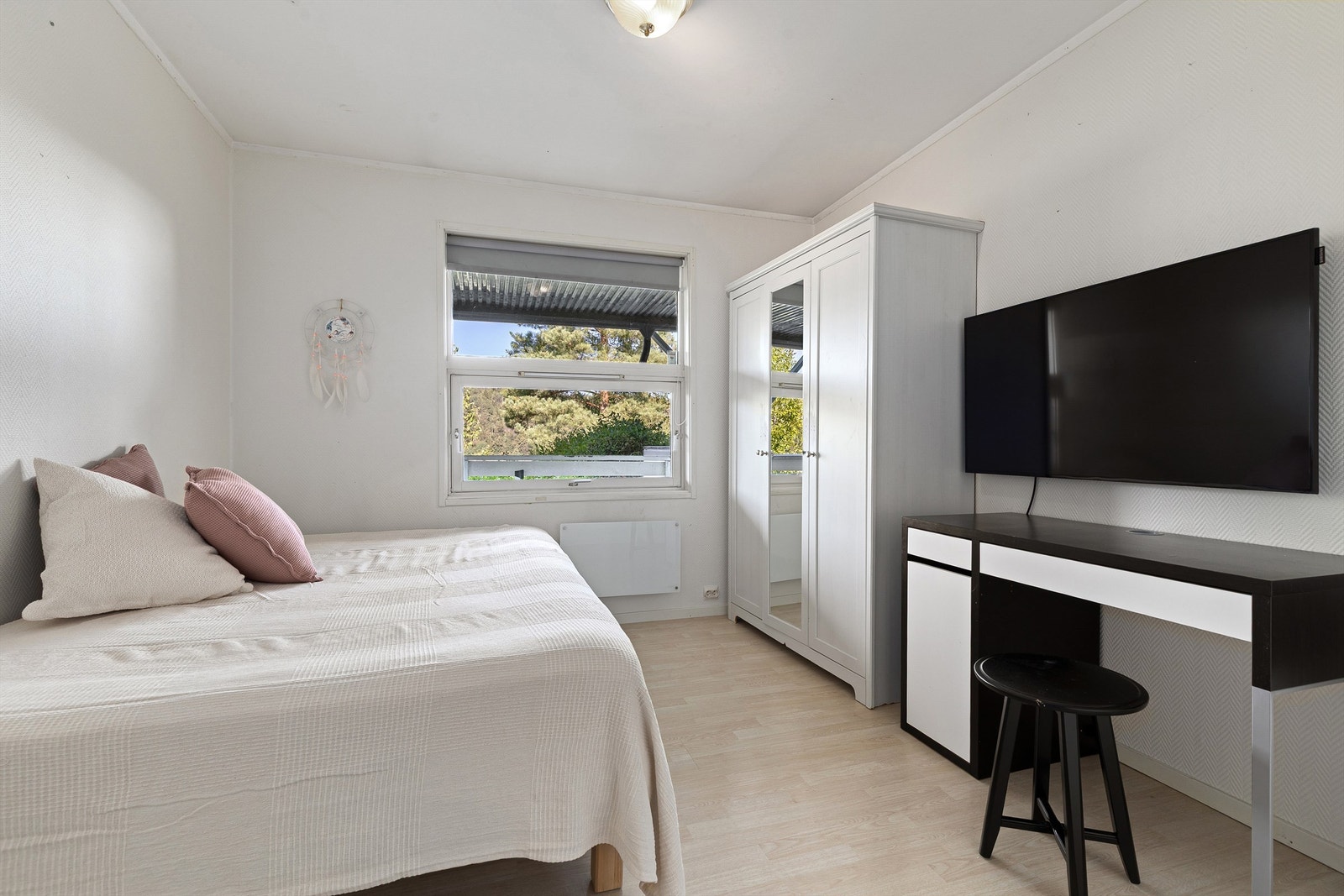 Det andre soverommet i underetasjen er også av god størrelse med plass til dobbeltseng, garderobeskap, med mer Galleribilde