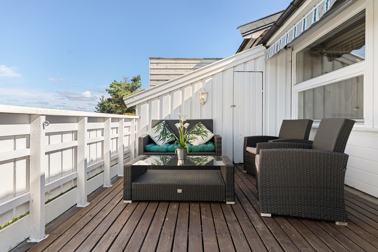 Terrassen er på ca. 33 kvm og har også en praktisk bod Galleribilde