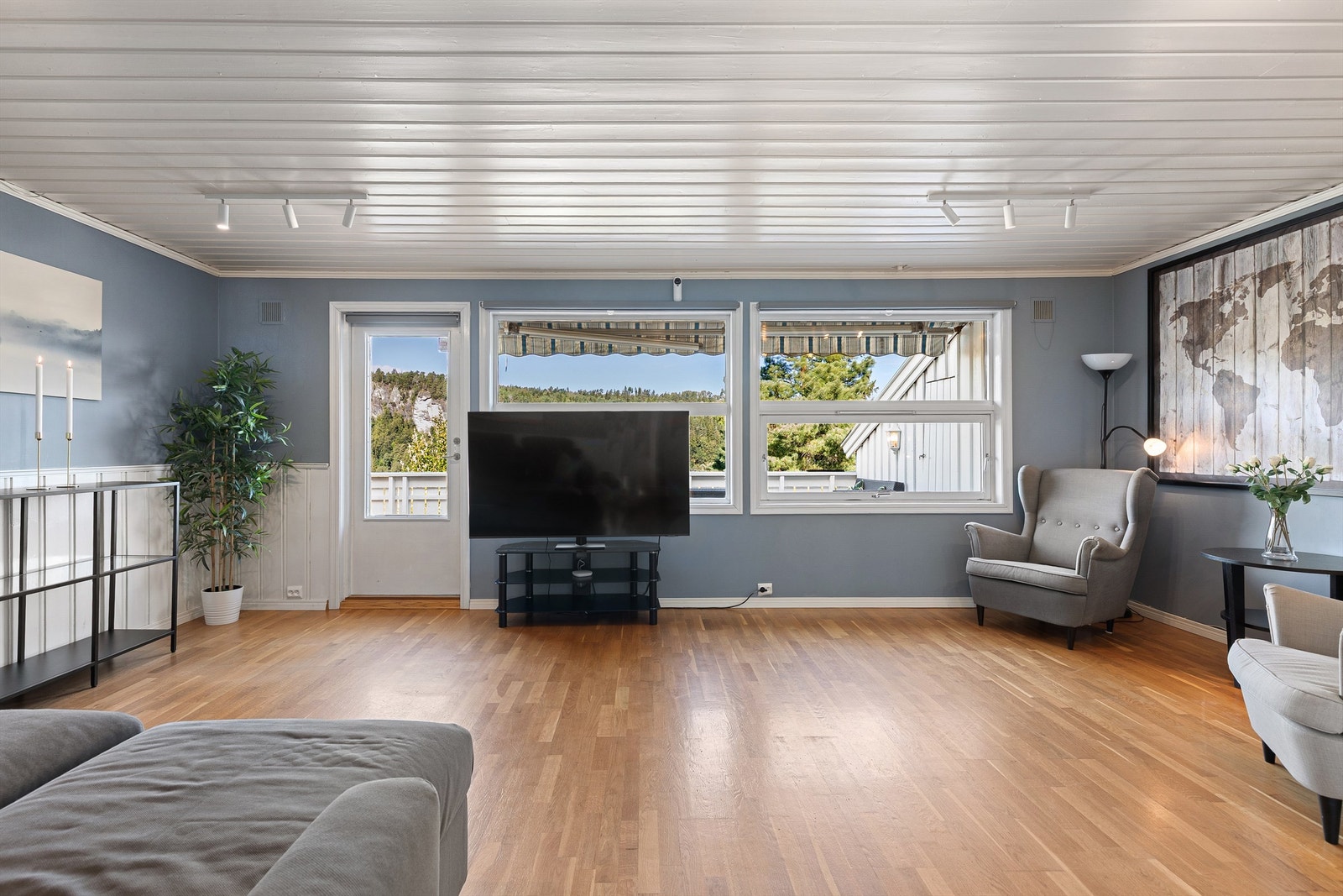 Her er det god plass til sofaløsning med tilhørende møblementer og tv-seksjon Galleribilde